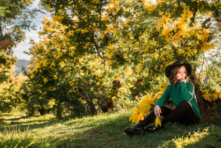 Séance photo dans la forêt de mimosas à Tanneron, ambiance douce et naturelle – portrait féminin Côte d’Azur
