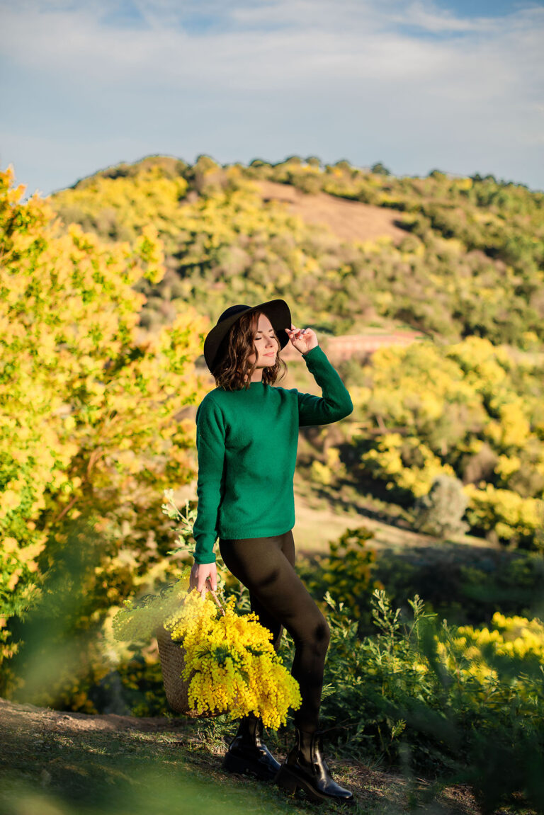 Photographe portrait artistique à Tanneron : lumière dorée et atmosphère florale dans un champ de mimosas
