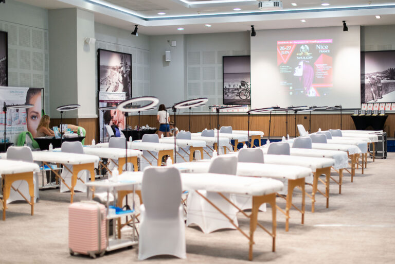Salle vide avant le début du concours, montrant une organisation impeccable.