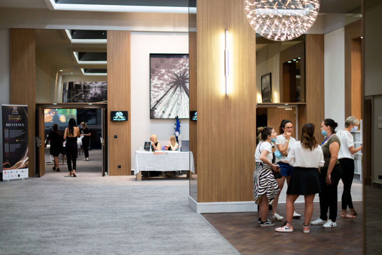 Vue du hall d’entrée du concours WULOP, accueillant les participants et organisateurs.