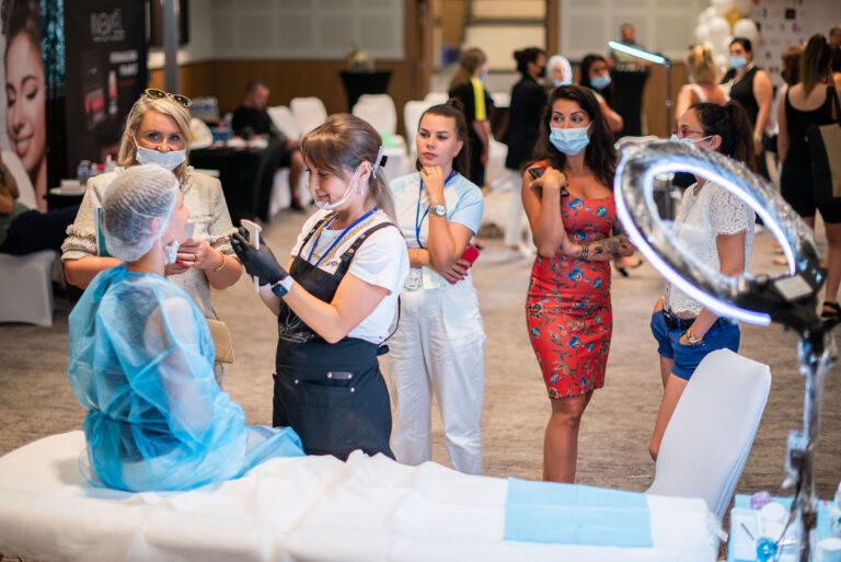 Salle animée avec des participants et des modèles pendant le concours.
