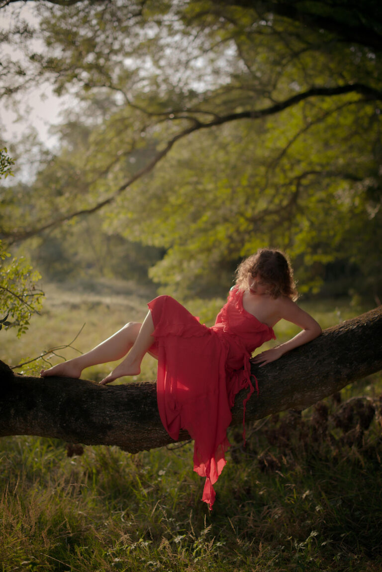 Un instant hors du temps, Silvia allongée sur une branche, rêve éveillé – Portrait poétique à Cannes.