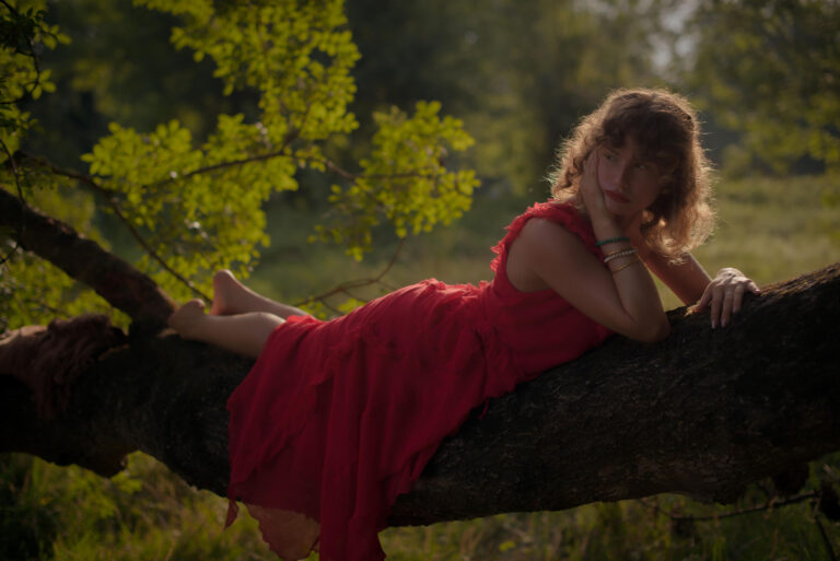 Silvia allongée sur une branche, suspendue entre ciel et terre – Portrait artistique et libre à Nice.