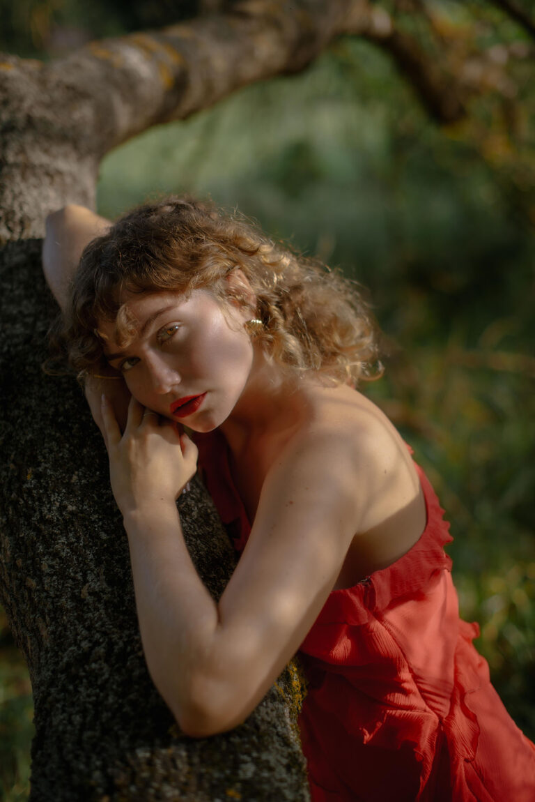 Un regard profond capturé en pleine nature : dans ce jardin sauvage, elle incarne un personnage hors du temps.