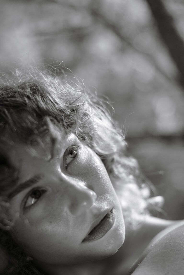 Photographe portrait artistique en extérieur à Nice : lumière douce, peau diaphane, une atmosphère de conte moderne.