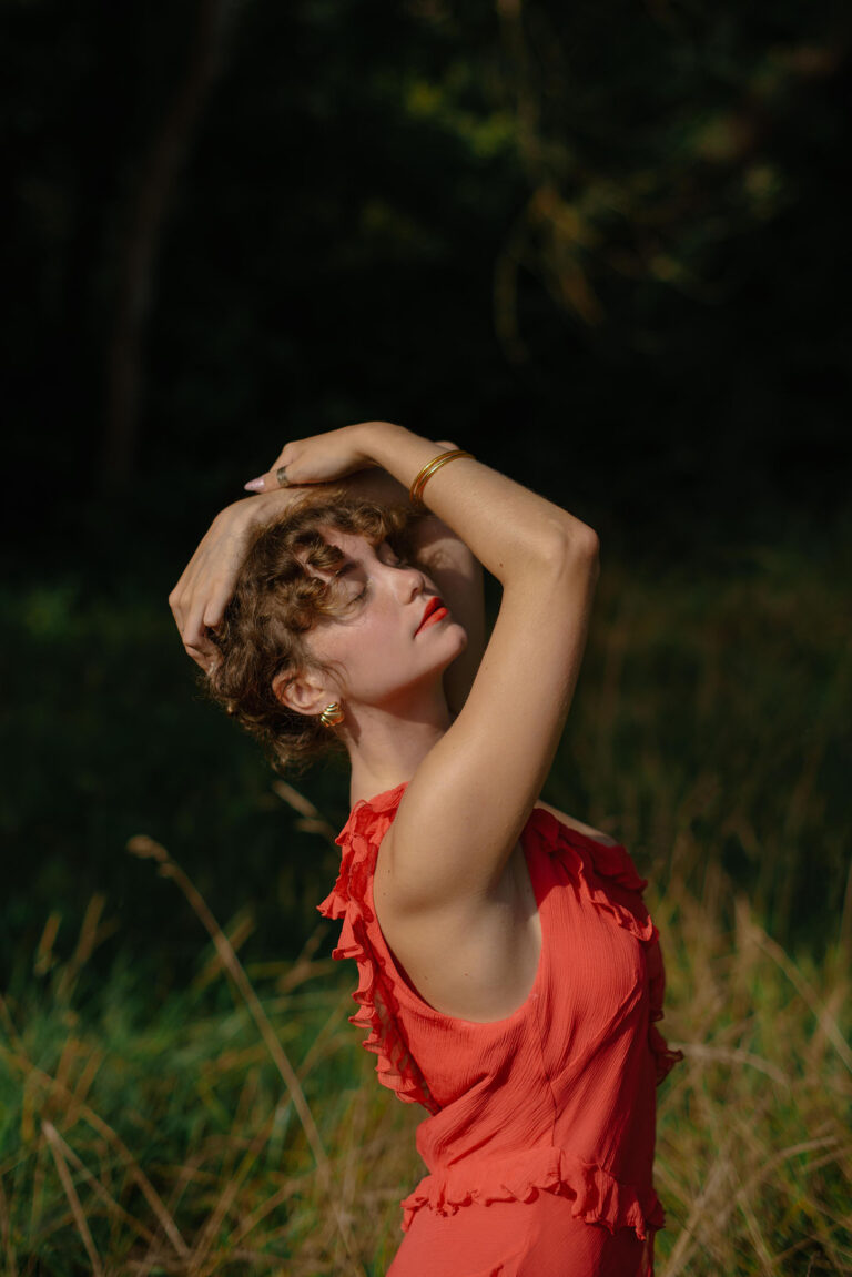 Élan de liberté, Silvia embrasse l’infini – Shooting artistique, expression corporelle Côte d’Azur.