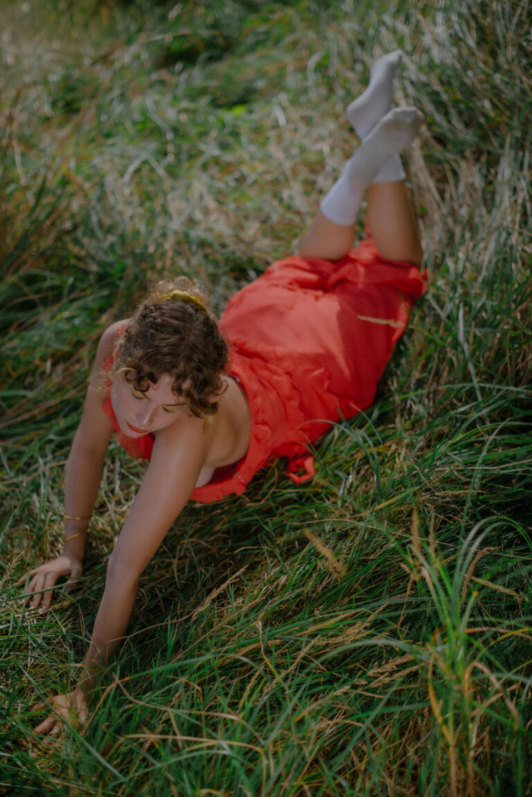 Vision bohème, Silvia allongée dans la verdure, entre rêve et éveil – Photographe portrait en extérieur à Nice.