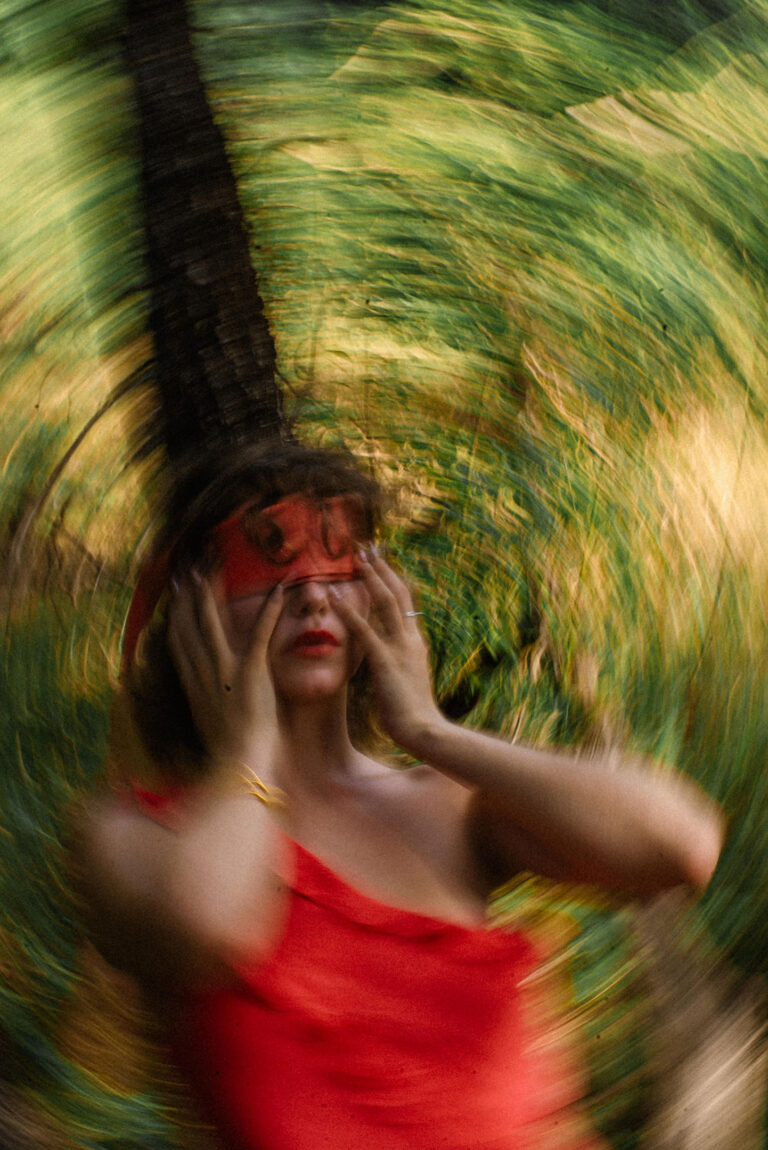 Séance photo artistique sur la Côte d’Azur : entre abandon et résistance, elle oscille entre force et vulnérabilité.