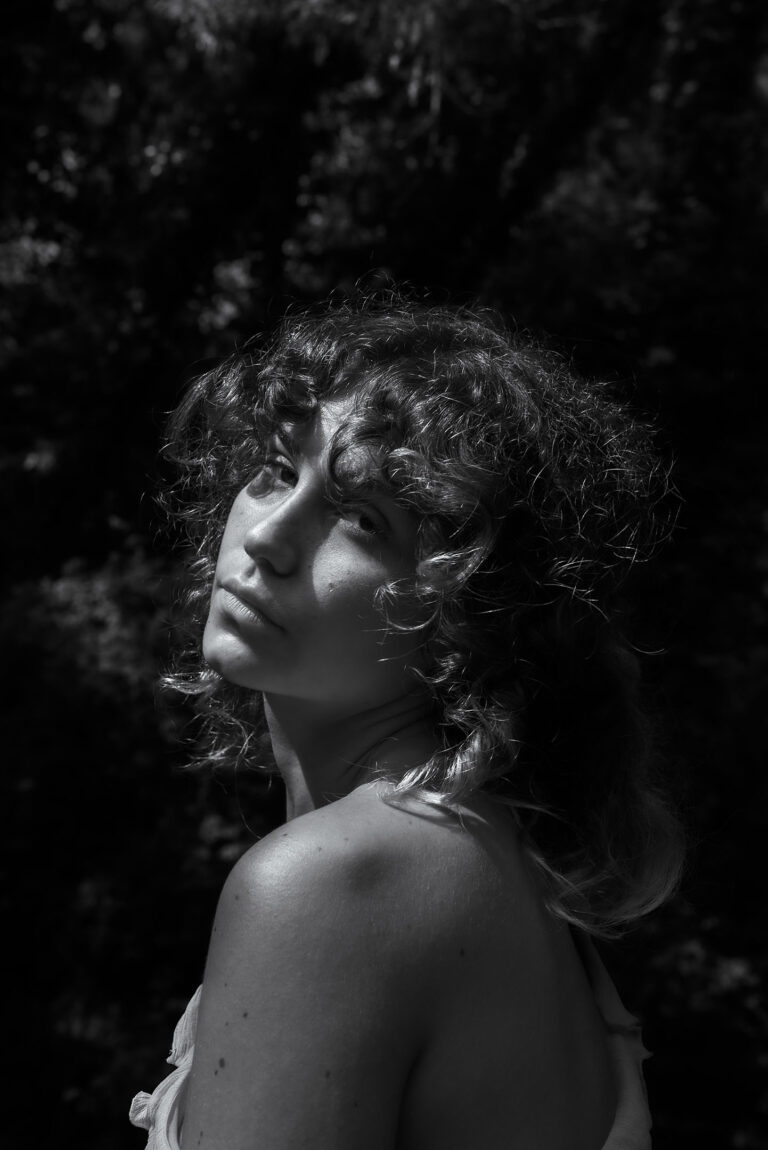 Gros plan sur le visage de Silvia, entourée de mèches vaporeuses – Séance photo créative Côte d’Azur.