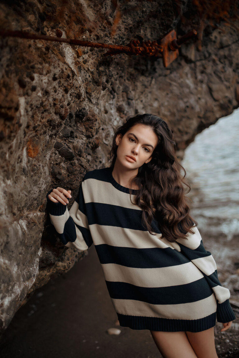 Portrait féminin face à la mer et au vent sur la digue – photographe artistique Nice.