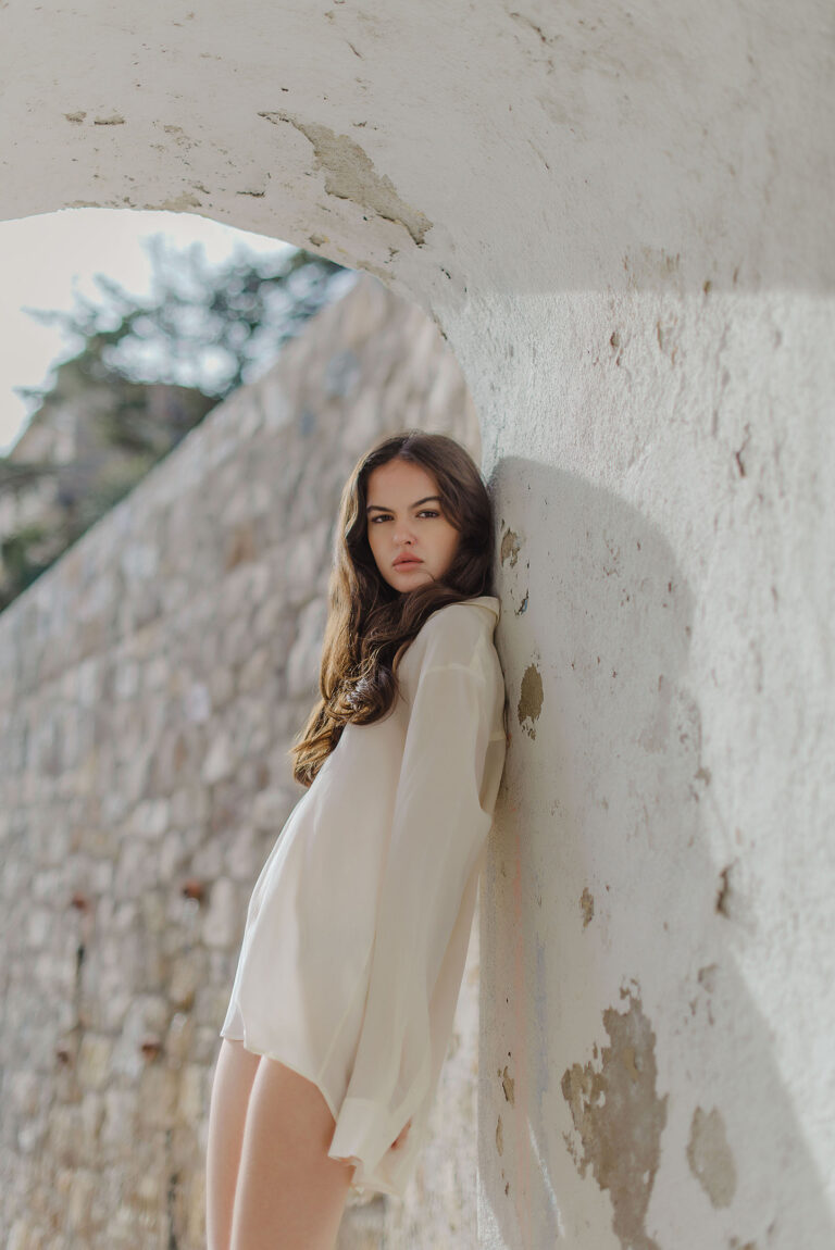 Portrait doux en robe fluide dans la lumière – photographe artistique Côte d’Azur.