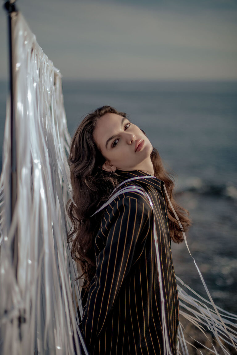 Portrait avec accessoires graphiques en extérieur – photographe artistique Côte d’Azur.