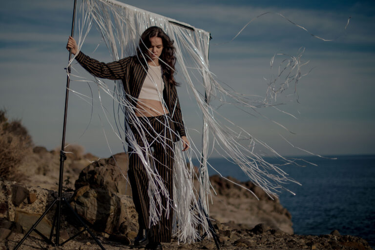 Portrait en mouvement avec rideau flottant sur falaise – photographe portrait artistique Cap d’Ail.