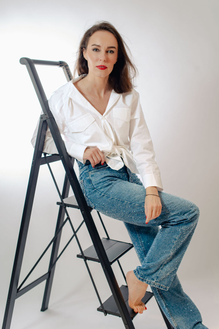 Portrait en studio à Nice d'une femme en jean et chemise blanche fêtant son anniversaire.