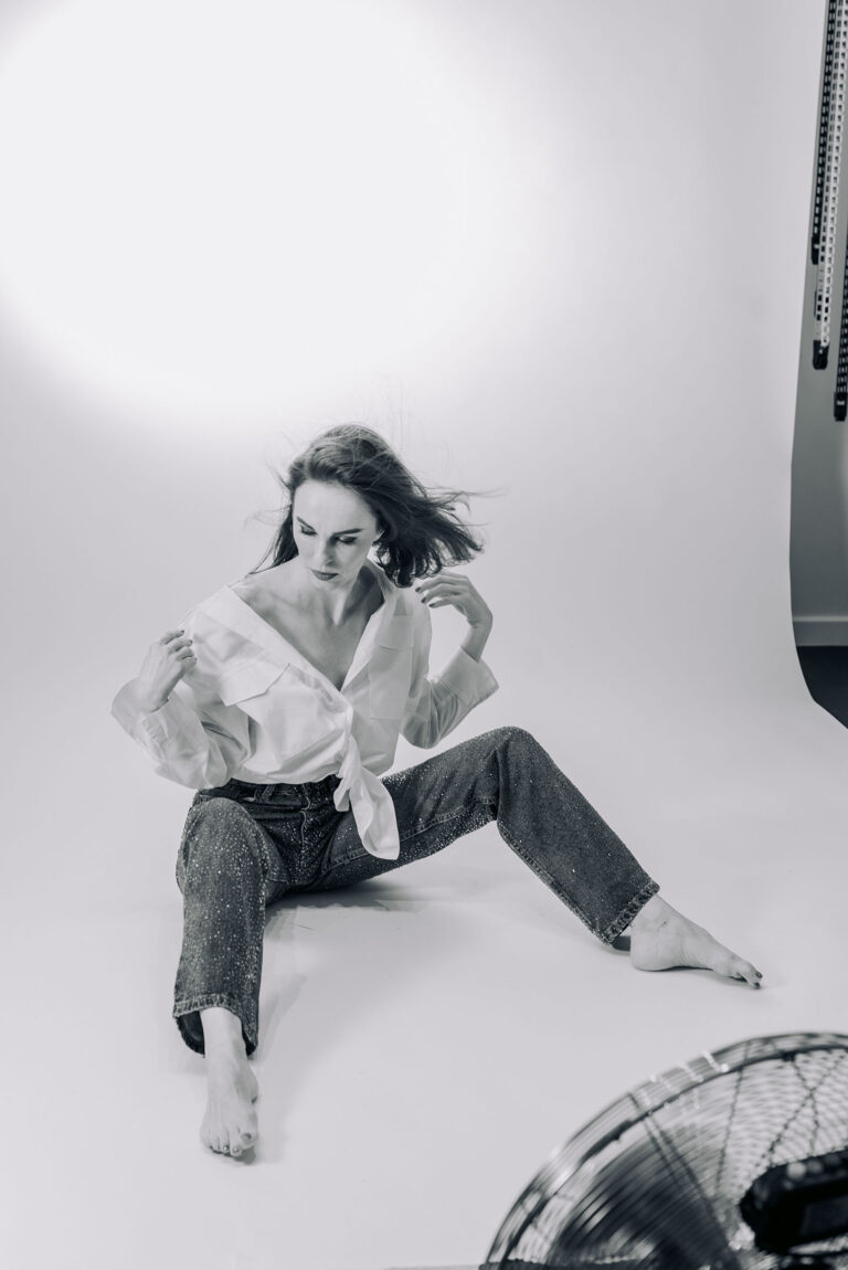 Portrait féminin doux et lumineux dans une tenue quotidienne revisitée.