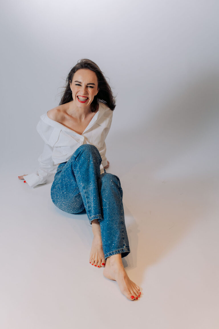 Shooting sobre et chic d’une femme rayonnante en look casual.