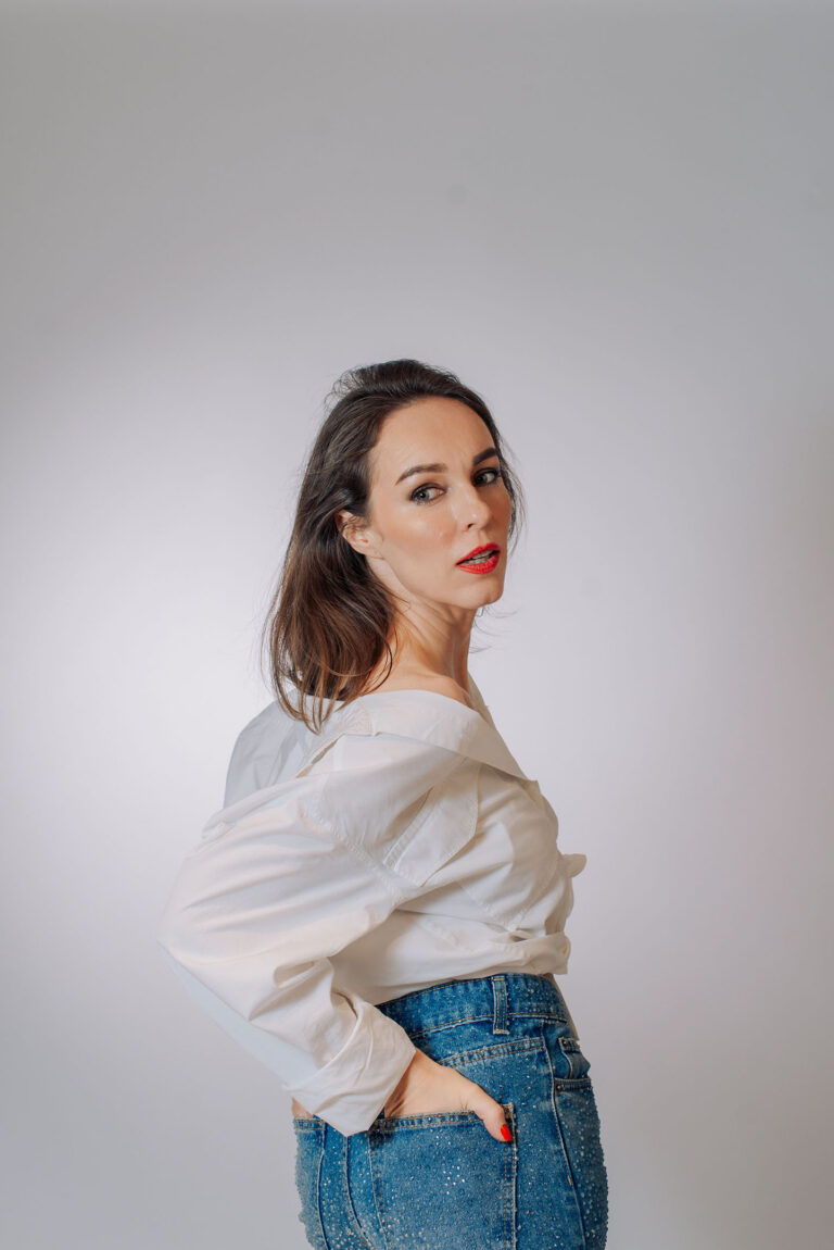 Portrait naturel en studio à Nice : jean à strass et chemise blanche.