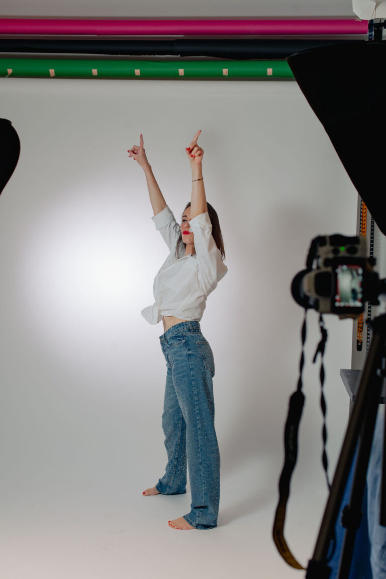 Femme célébrant un tournant de vie avec une séance photo en studio à Nice.