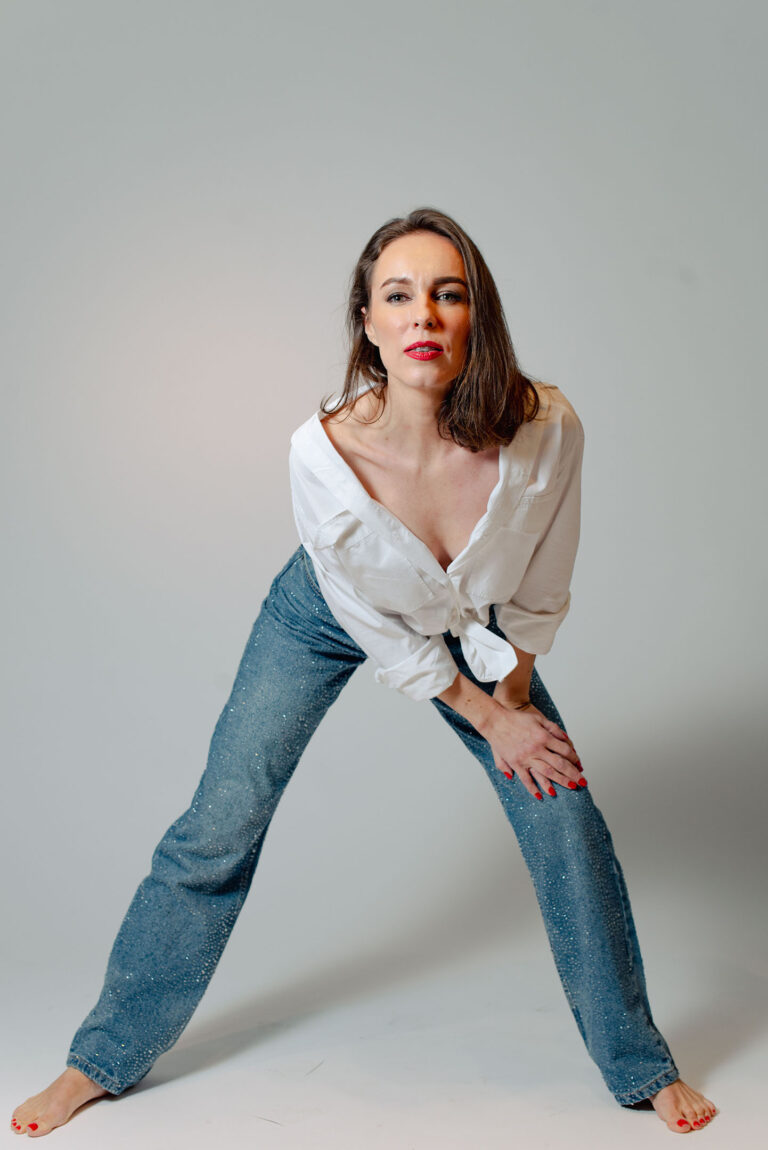 Portrait d’anniversaire avec look casual, jean à strass et chemise blanche.