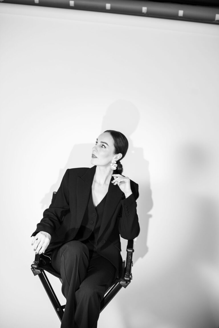 Photo d'empowerment féminin en tenue chic, studio photo à Nice.