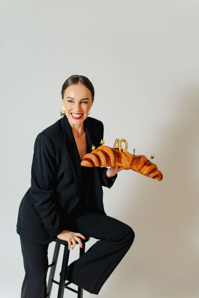 Portrait expressif avec accessoire géant : croissant symbolique et bougies.