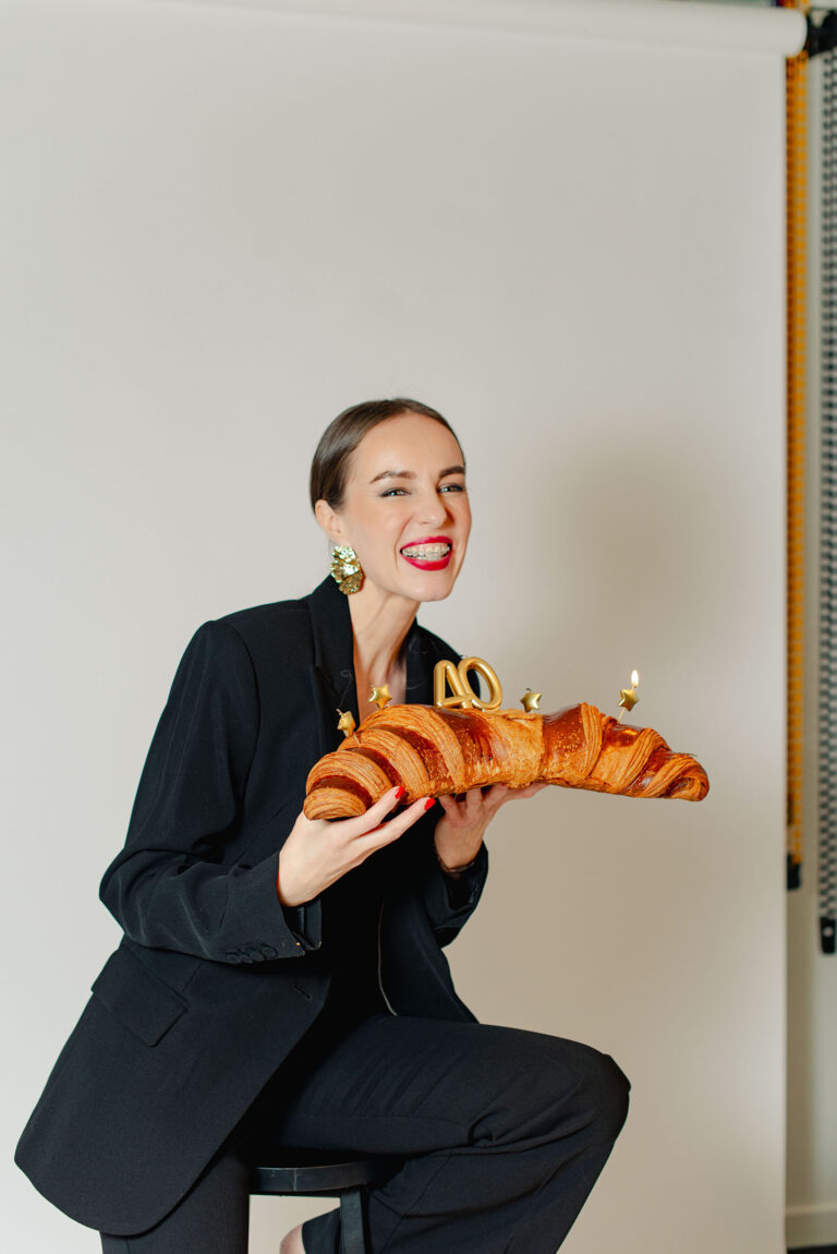 Tatiana pose avec un croissant géant en guise de gâteau d’anniversaire.