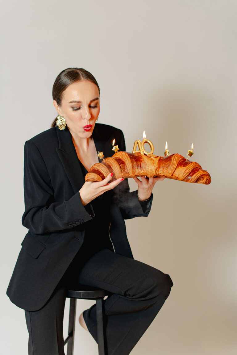 Photo symbolique en studio : croissant géant et regard rayonnant.