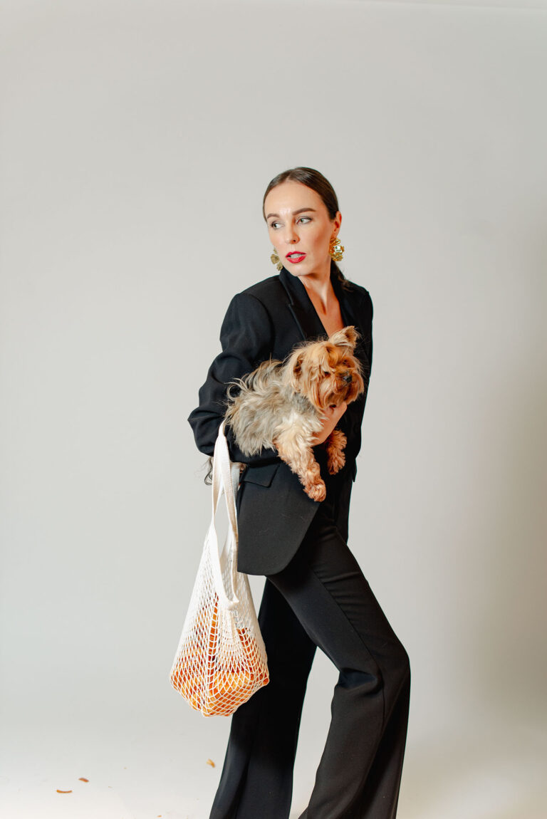 Photo créative : femme tenant croissants et son chien dans les bras, ambiance studio