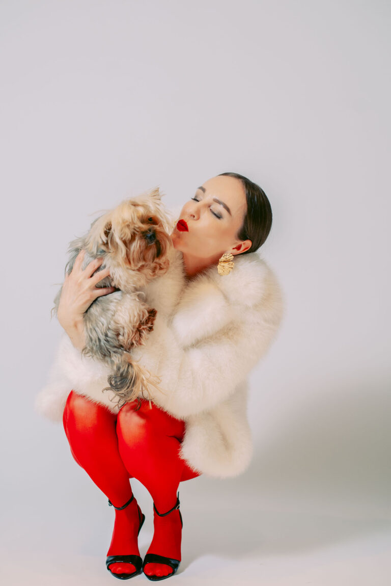 Portrait complice avec chien pendant une séance photo anniversaire.
