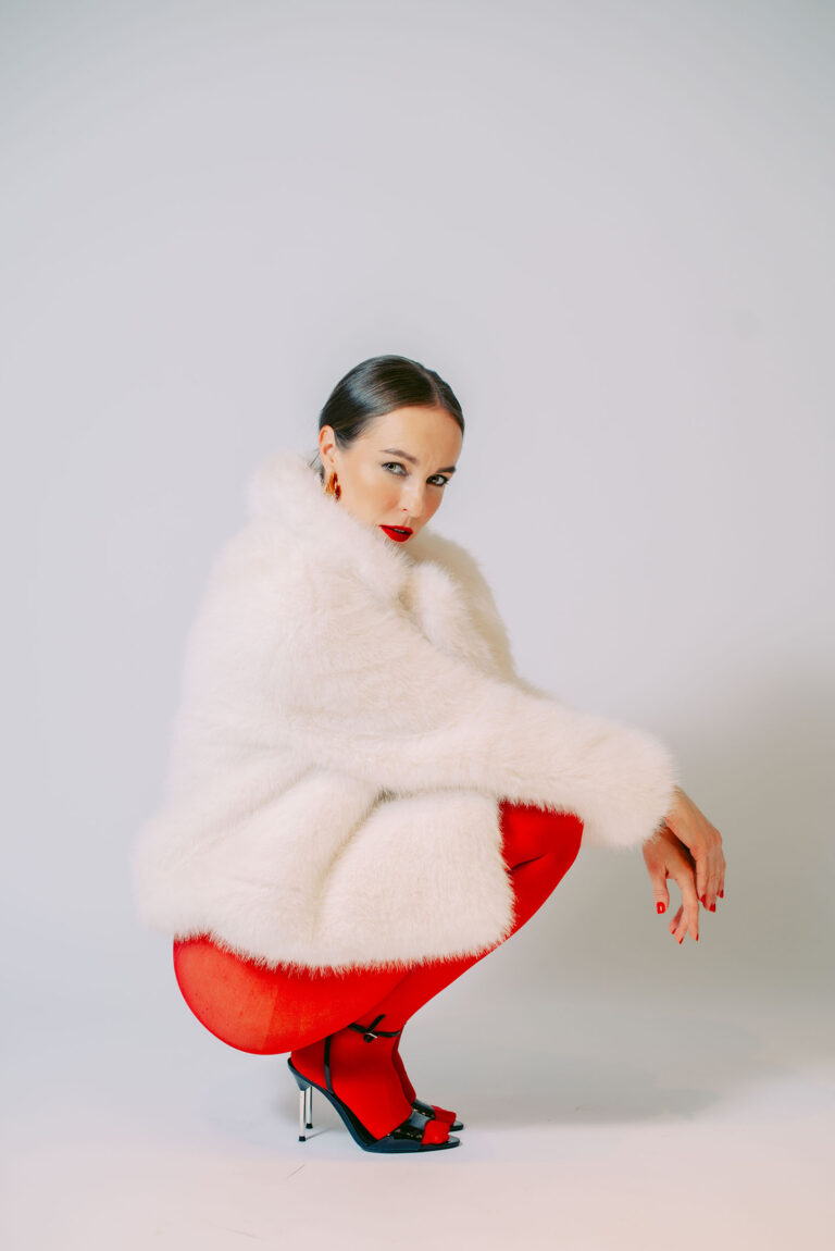 Portrait festif en collants rouges et manteau blanc dans un studio à Nice.