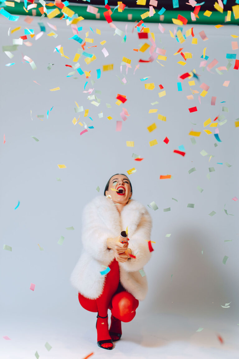 Photo originale d’une femme lançant des confettis pour son anniversaire.