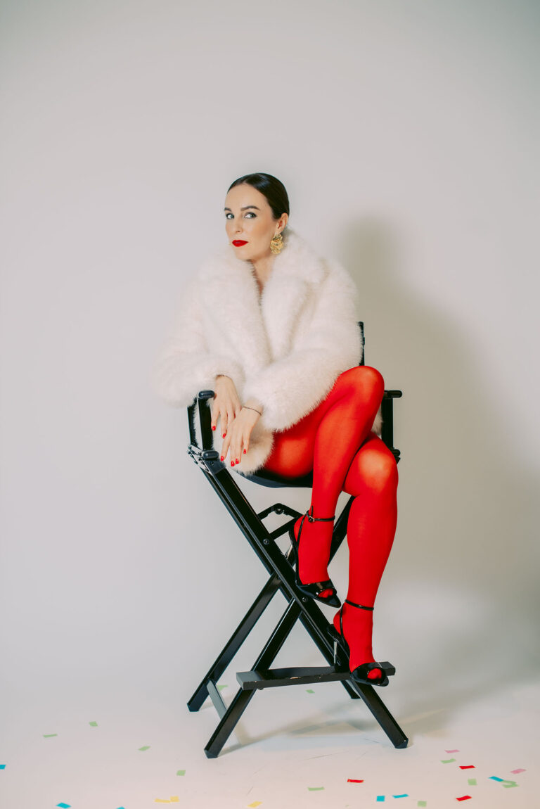 Séance photo audacieuse en studio à Nice, silhouette féminine en collants et talons.