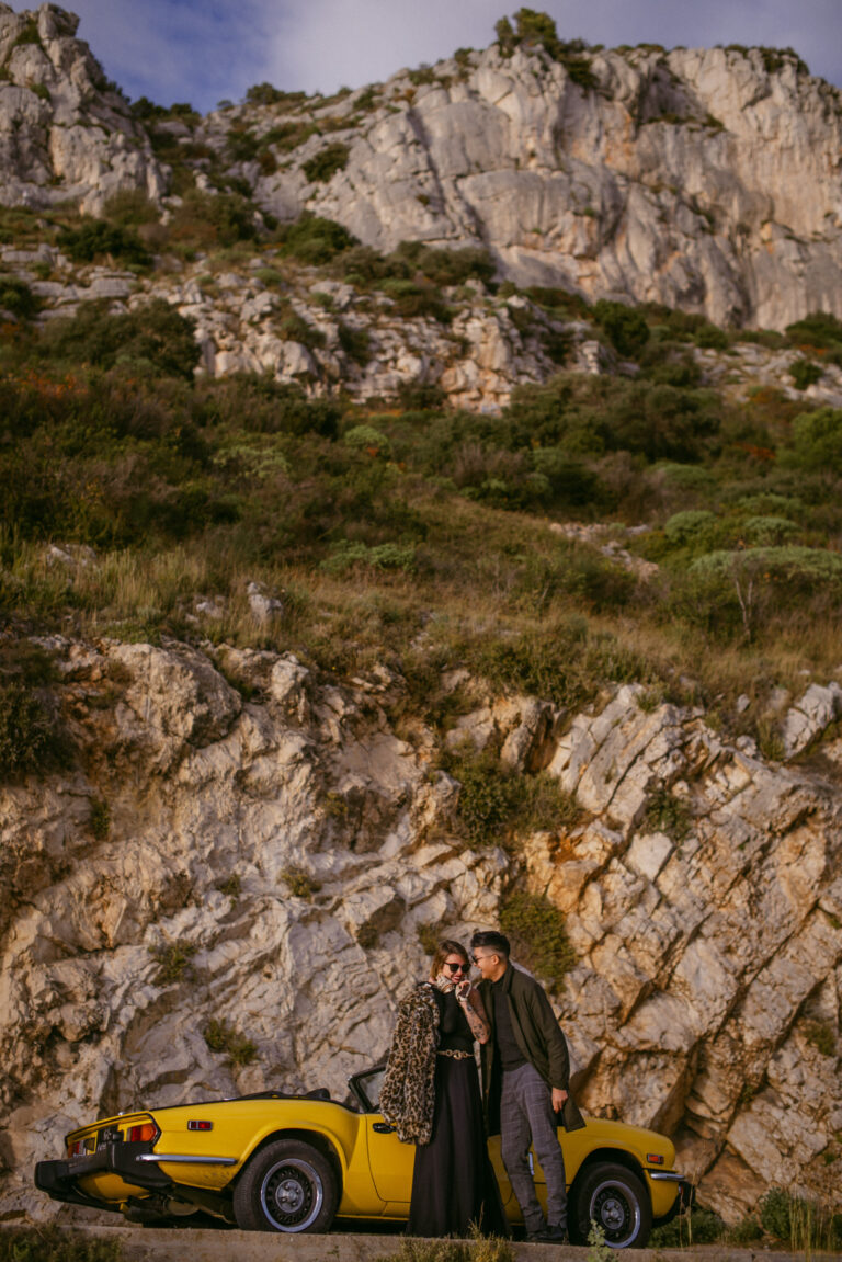 Photo automobile lifestyle d’un couple avec un véhicule vintage en extérieur sur la Côte d’Azur