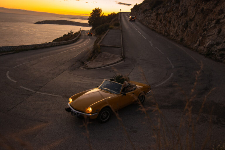 Photographie automobile professionnelle d’un véhicule rétro en décor méditerranéen au coucher de soleil