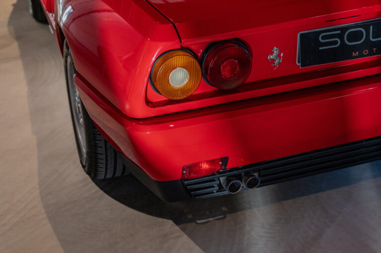 Photographie d’une Ferrari Mondial réalisée lors d’un événement automobile