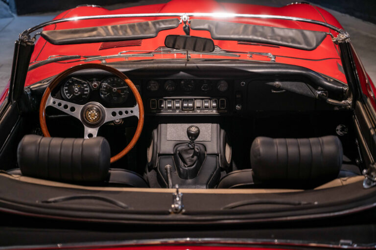 Détail de tableau de bord photographié pour illustrer l'esthétique et la finition