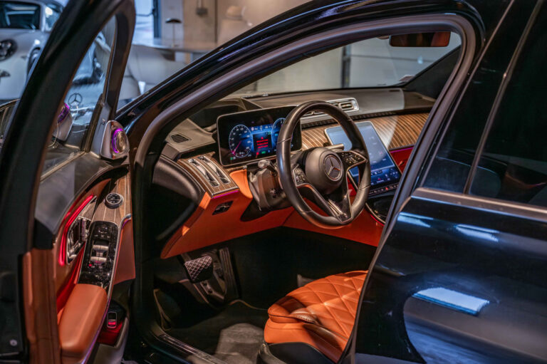Photo automobile esthétique de l'intérieur d'une Mercedes Classe S dans un showroom de concession