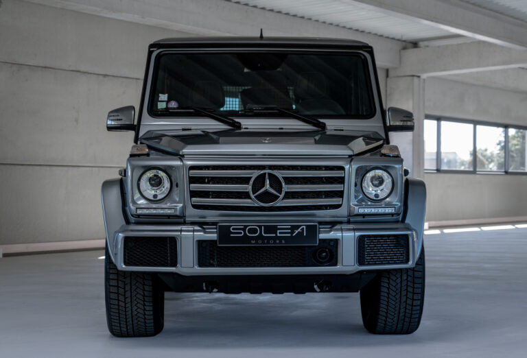 Photographie automobile premium d’une Mercedes Classe G en environnement industriel d'une concession
