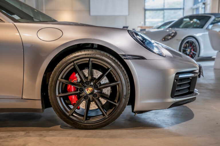 Détail des jantes d’une Porsche photographiée par un photographe automobile professionnelle