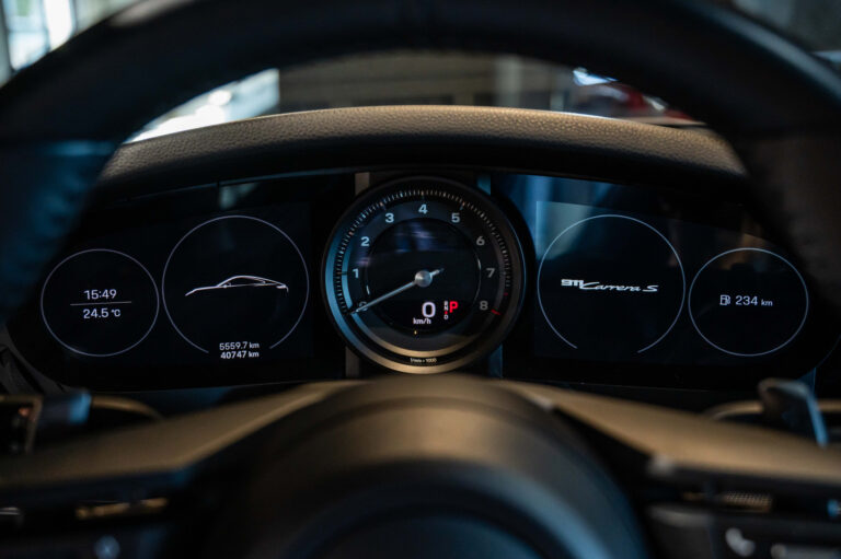 Détail de tableau de bord photographié pour illustrer le confort et la finition