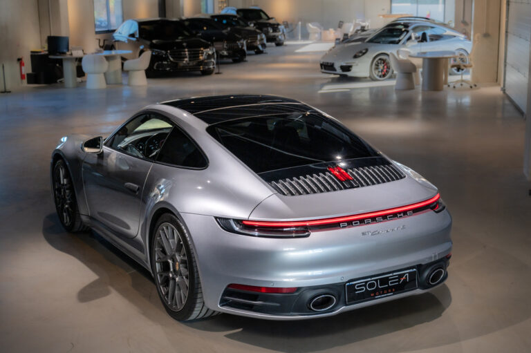 Photo automobile artistique mettant en valeur la lumière et les volumes du véhicule